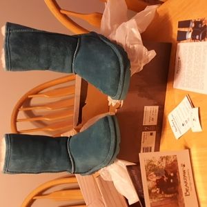 BearPaw Elle Short Ocean color Like New